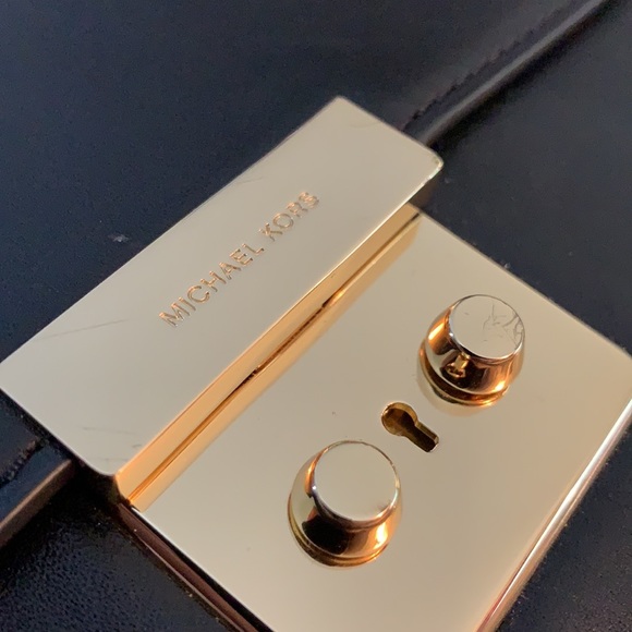 Micheal Kors Crossbody - Picture 2 of 11